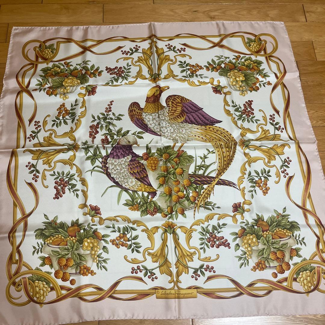 Salvatore Ferragamo シルクスカーフ 85cm