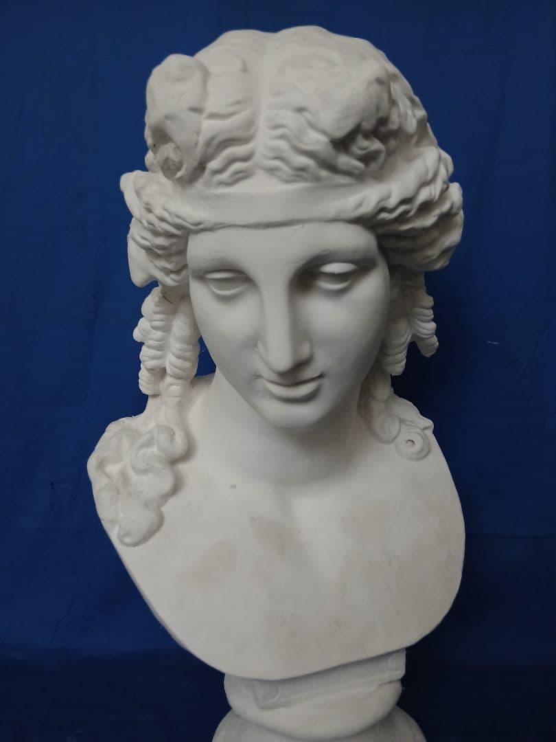 くく。アリアス胸像。